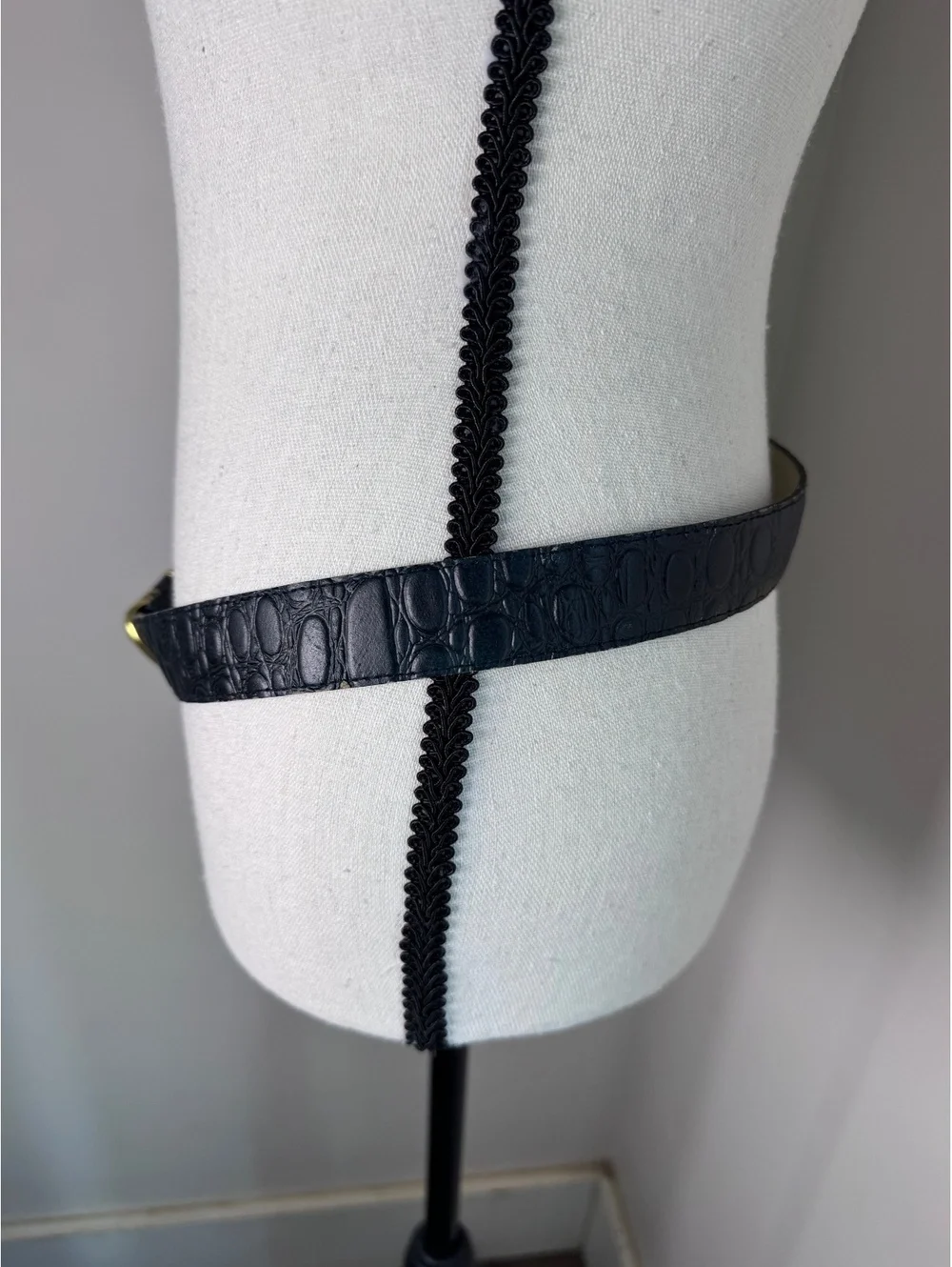 Black genuine leather belt w/ embossed crocodile texture & triple-loop buckle